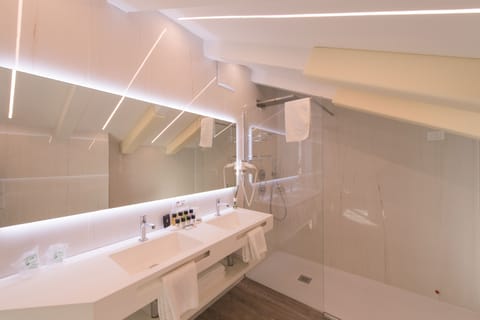 Shower, rainfall showerhead, free toiletries, hair dryer