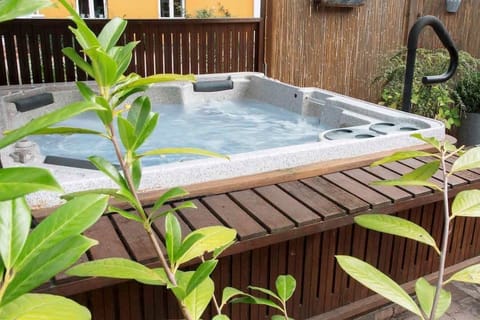 Couples treatment rooms, body treatments, hot stone massages