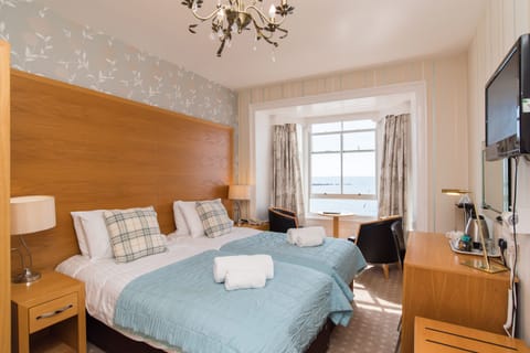 Twin Room | Individually decorated, individually furnished, desk, laptop workspace