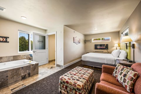 King Room with Jetted Tub (Pet Friendly) | Free WiFi, bed sheets