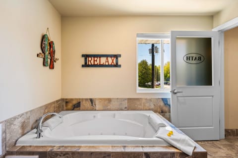 King Room with Jetted Tub (Pet Friendly) | Free WiFi, bed sheets