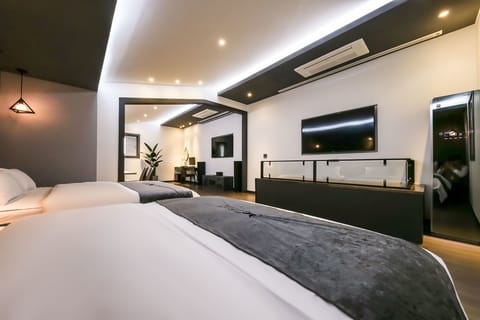 Deluxe Duplex | Premium bedding, down comforters, desk, soundproofing
