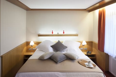 Standard Double Room | Desk, laptop workspace, blackout drapes, soundproofing