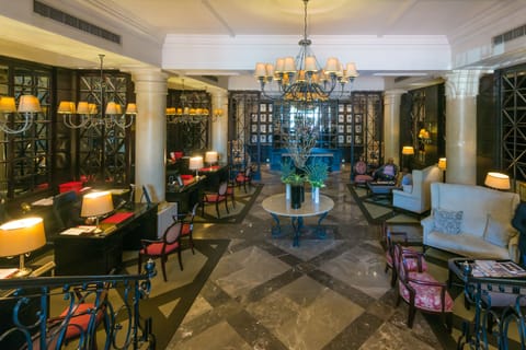 Lobby lounge