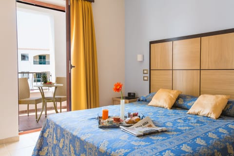 Minibar, in-room safe, desk, laptop workspace