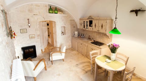 Stovetop, espresso maker, cookware/dishes/utensils