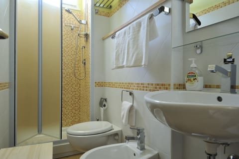 Classic Double Room, Non Smoking, Valley View | Bathroom | Shower, free toiletries, hair dryer, bidet