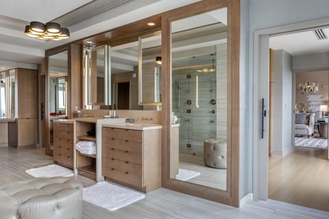 Deluxe Suite, 2 Bedrooms | Bathroom | Free toiletries, hair dryer, bathrobes, towels