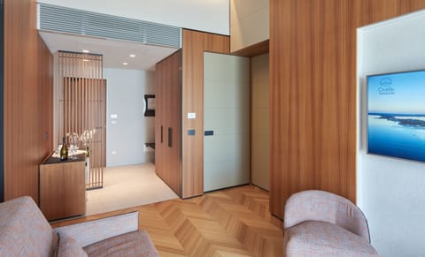 Executive Suite (free access SPA) | Minibar, in-room safe, desk, laptop workspace