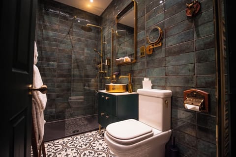 Whiskey Room | Bathroom | Free toiletries, hair dryer, bathrobes, slippers