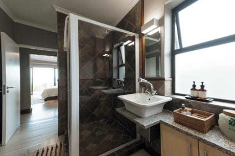 Standard Room, 1 Queen Bed, Bay View | Bathroom | Bathrobes, towels