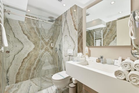 Deluxe Double or Twin Room | Bathroom | Free toiletries, hair dryer, slippers, towels