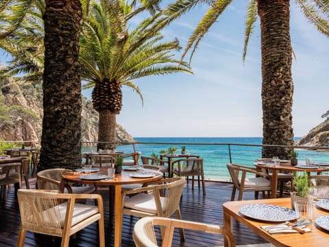 3 restaurants; lunch and brunch served