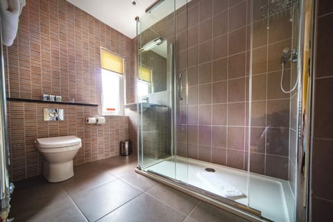 Single Room | Bathroom | Free toiletries, hair dryer, towels