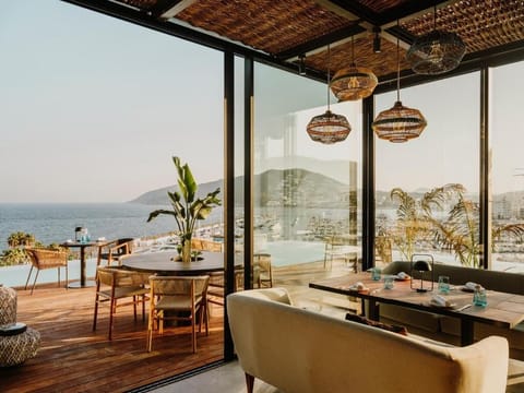 2 restaurants; breakfast, lunch, and dinner served