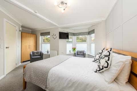 Room, 1 King Bed, Ensuite | Individually decorated, individually furnished, soundproofing