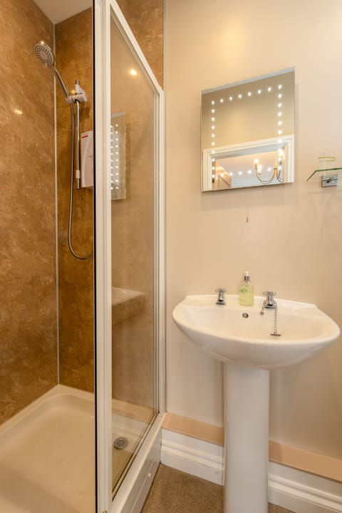 Room, 1 King Bed, Ensuite | Bathroom | Shower, free toiletries, hair dryer, towels