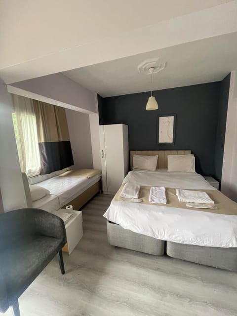 Triple Room | Desk, free WiFi, bed sheets