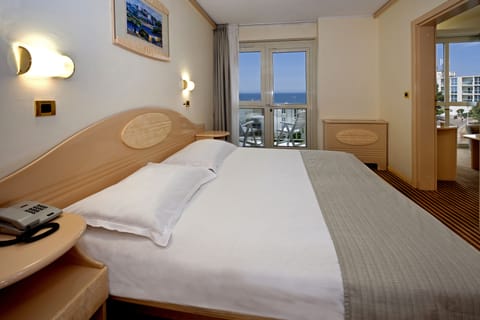 Suite with balcony, sea side | Blackout drapes, free WiFi, bed sheets