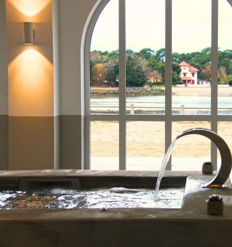 Sauna, hot tub, steam room, 2 treatment rooms, massages