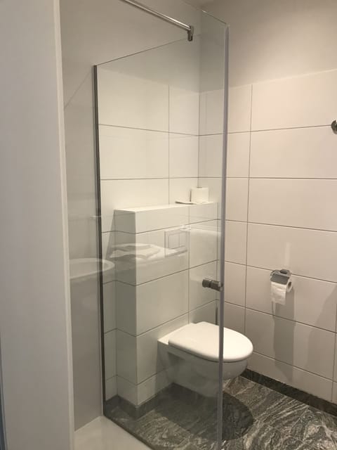 Room | Bathroom | Shower, free toiletries, hair dryer, towels