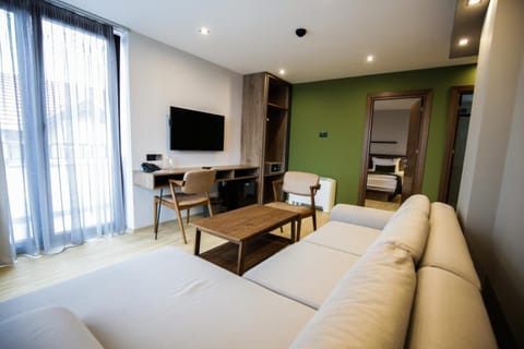 83-cm flat-screen TV with cable channels, TV, heated floors