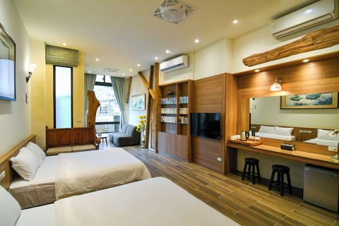Exclusive Quadruple Room | Desk, blackout drapes, free WiFi, bed sheets
