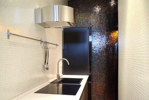 Deluxe Double Room, Kitchenette | Private kitchen | Electric kettle