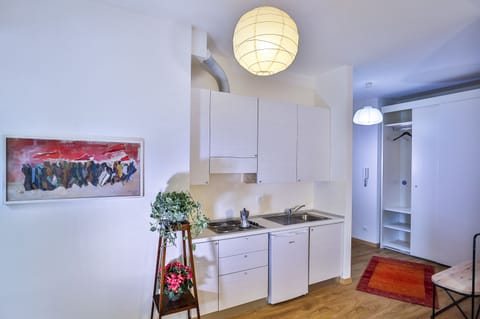 Studio | Private kitchenette | Fridge, microwave, stovetop, cookware/dishes/utensils