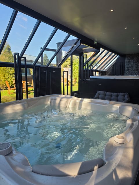 Sauna, hot tub, steam room