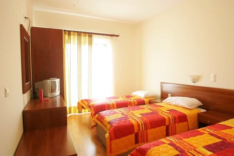 Triple Room | Minibar, desk, soundproofing