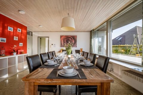 Comfort Villa, 5 Bedrooms | Living area | Flat-screen TV