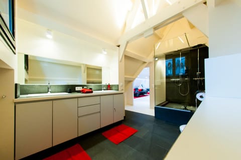 Deluxe Apartment, 2 Bedrooms, Private Bathroom, City View | Bathroom | Shower, rainfall showerhead, free toiletries, hair dryer