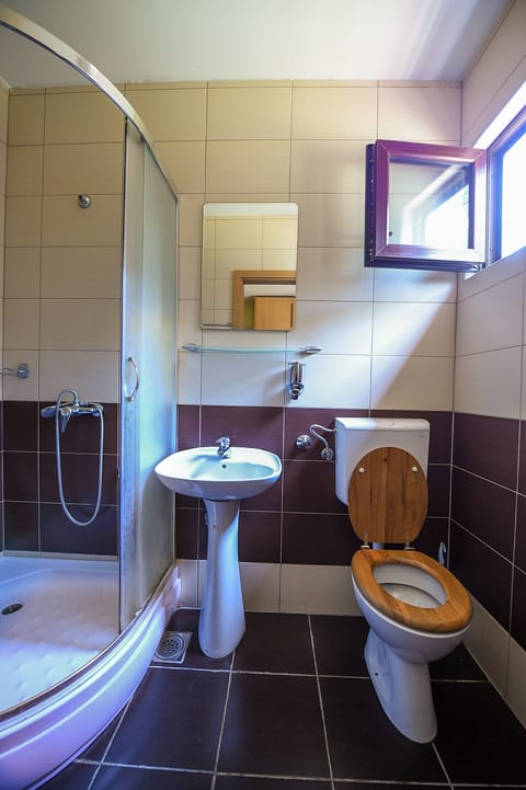 Basic Twin Room | Bathroom | Shower, free toiletries, hair dryer, slippers