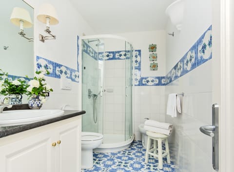 Standard Double Room | Bathroom | Free toiletries, hair dryer, bidet, towels