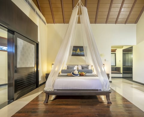 Emerald Suite | Minibar, in-room safe, desk, free WiFi