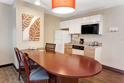 Full-size fridge, microwave, stovetop, dishwasher