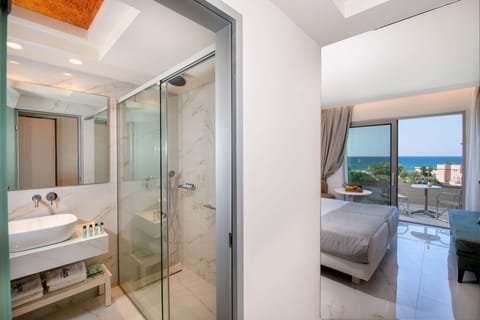 Bathtub, deep soaking tub, free toiletries, hair dryer