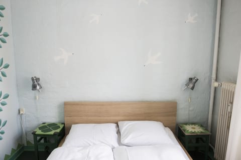 Free WiFi, bed sheets