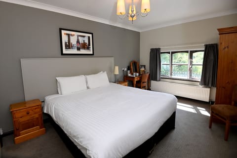 Double Room | Desk, iron/ironing board, free WiFi, bed sheets