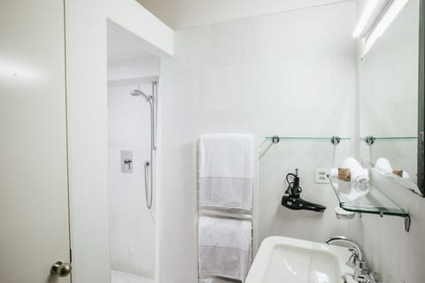 Superior Double or Twin Room, 2 Twin Beds | Bathroom | Shower, free toiletries, hair dryer, towels