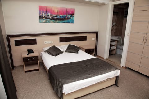 Standard Room | In-room safe, desk, iron/ironing board, free WiFi