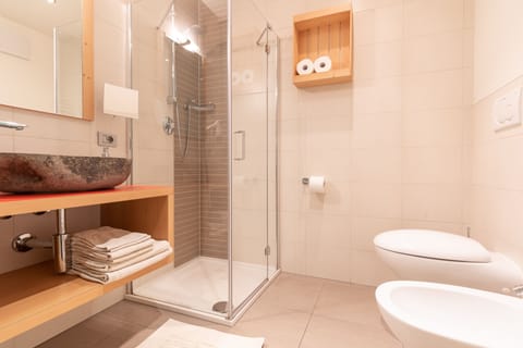 Family Room | Bathroom | Shower, hair dryer, bathrobes, towels