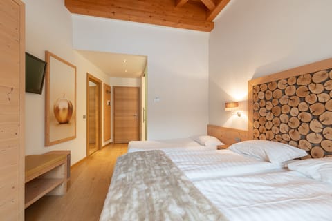 1 bedroom, desk, soundproofing, cribs/infant beds