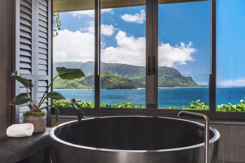 NAPALI HOUSE SUITE | Bathroom | Eco-friendly toiletries, hair dryer, bathrobes, slippers
