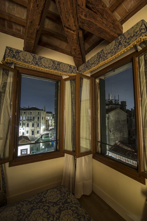 Deluxe Double Room, Canal View | In-room safe, desk, soundproofing, free WiFi