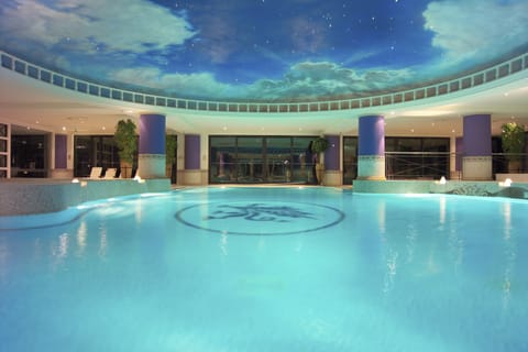 Indoor pool, sun loungers