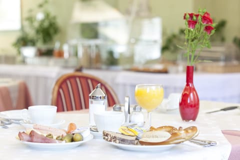 Buffet breakfast for a fee on weekends