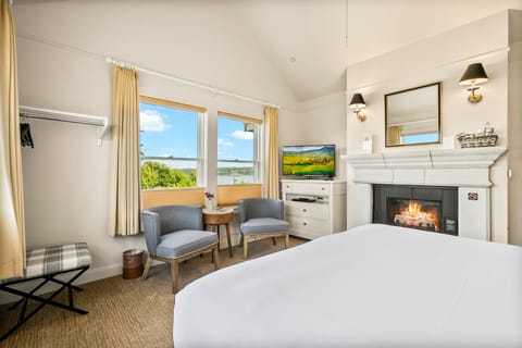 Deluxe Queen w/ Mtn & Sea View | View from room