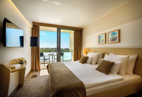 Junior Suite for 2+2 | In-room safe, desk, free WiFi, bed sheets